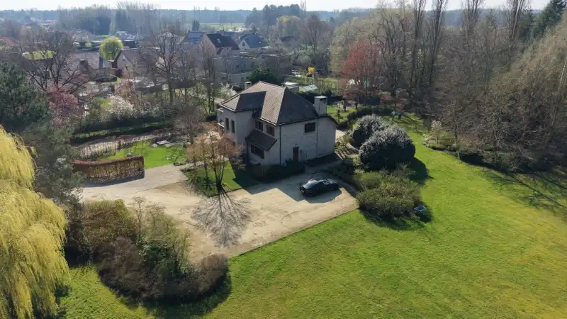 Ruime villa van 336m² op 1 hectare 45 are met vijver foto 34