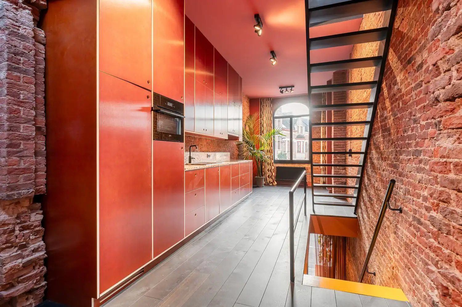 Karaktervolle erfgoedwoning op topligging tegenover de Sint-Gummaruskerk. foto 22