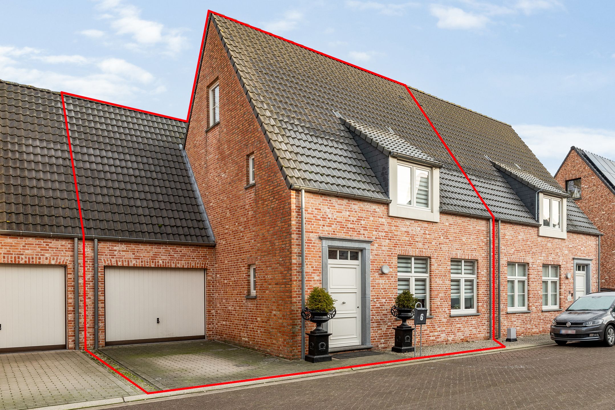 Recente gezinswoning op toplocatie te Hoogstraten! foto {{pictureIndex}}