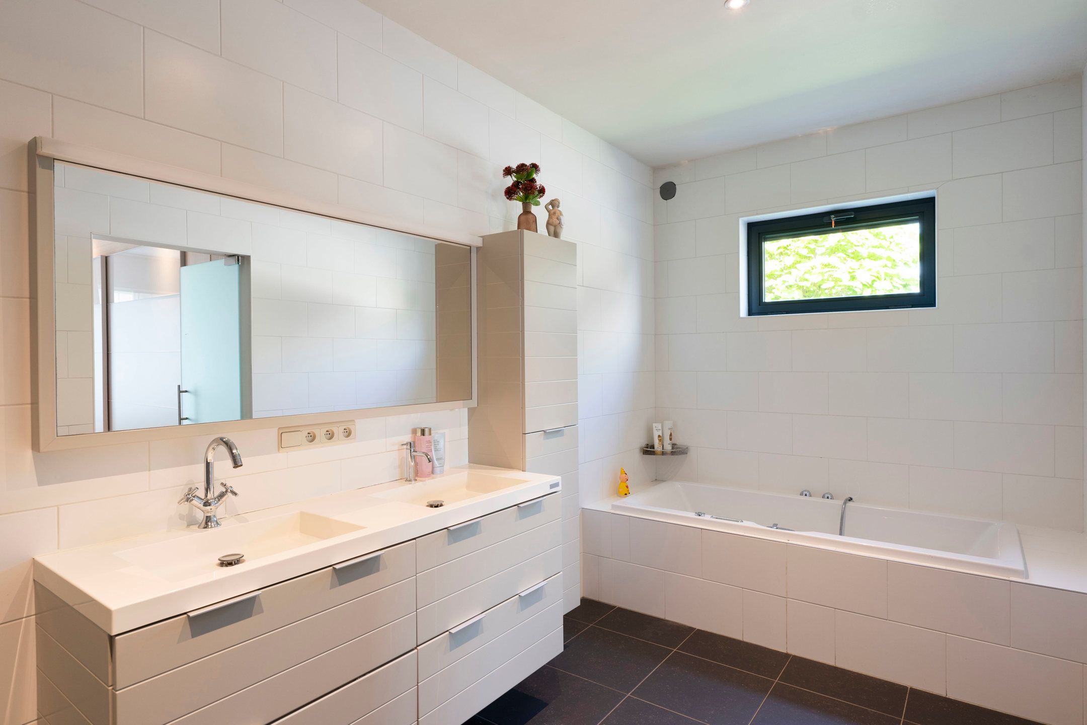 Uniek Bedrijfsgebouw & Luxe Villa In Beveren Te Koop foto 9
