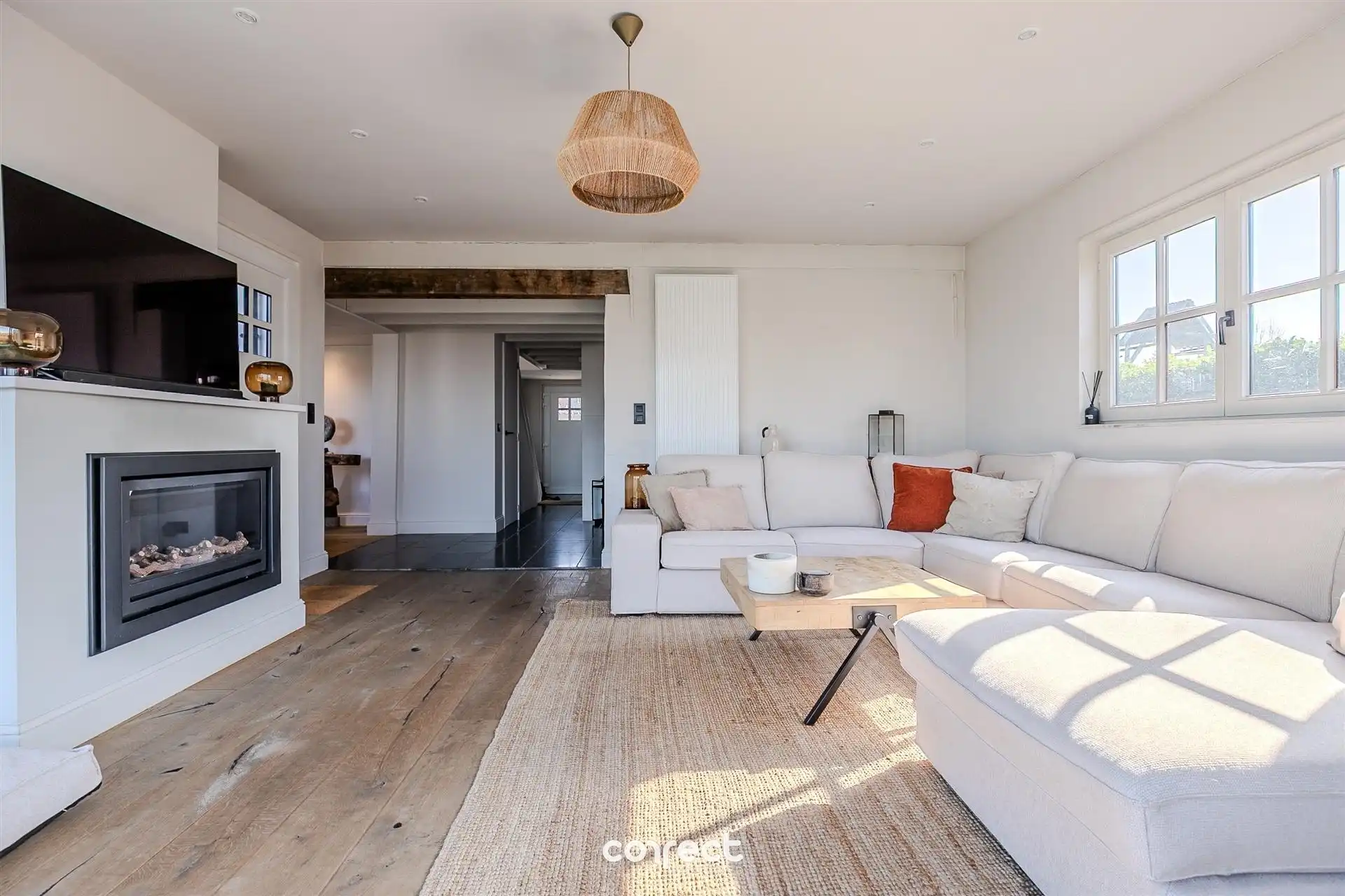 Smaakvolle, volledig gerenoveerde open bebouwing op rustige ligging. foto 2