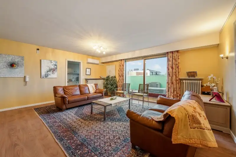 Roeselare-stadskern. PENTHOUSE op 6de verdieping aan het Coninckplein gelegen, met 2 slaapkamers, ochtendterras en avondterras. Een pareltje met unieke ligging ! foto 3