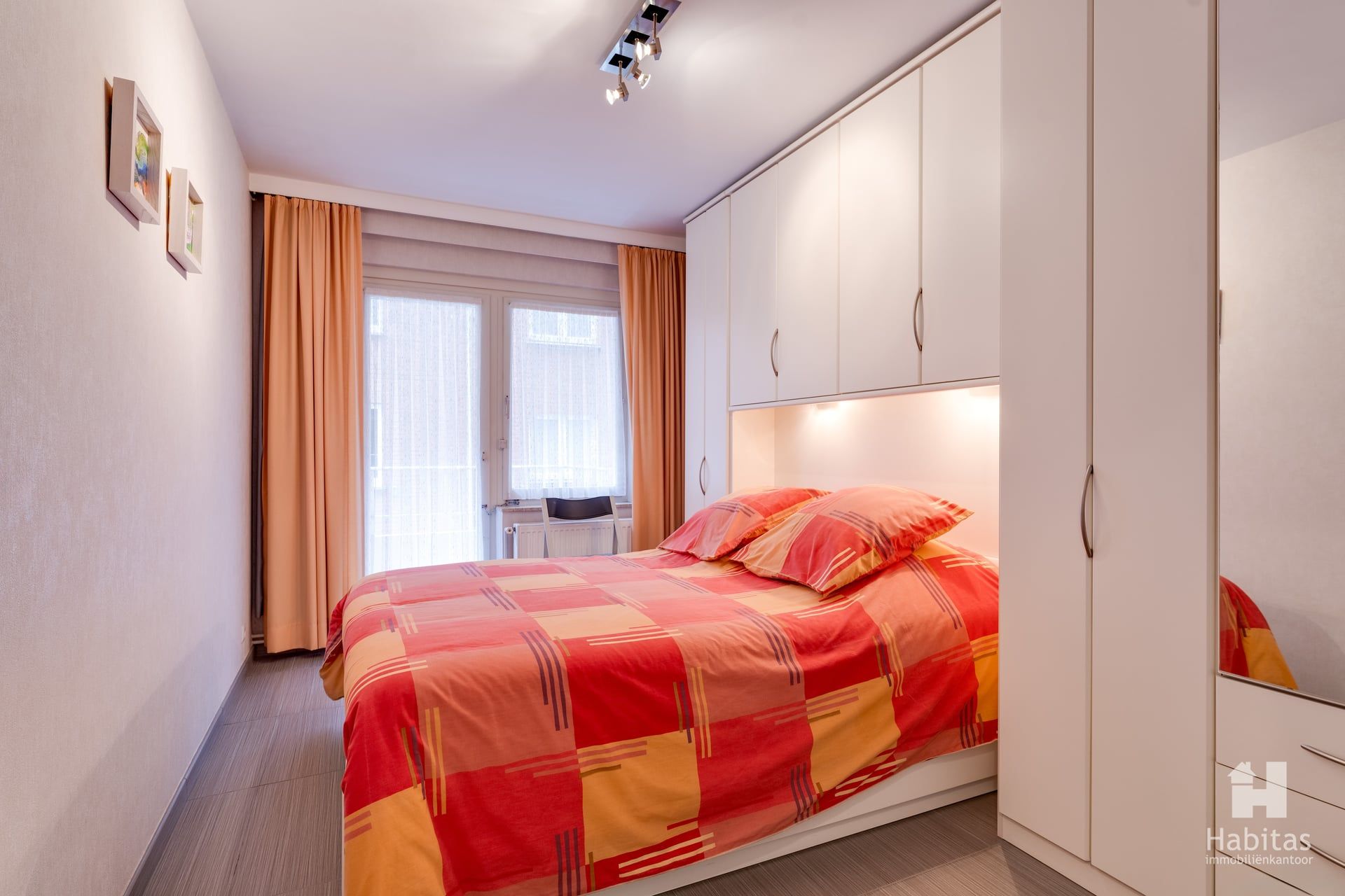 Bijzonder ruim en vernieuwd appartement met breed frontaal zeezicht foto 9