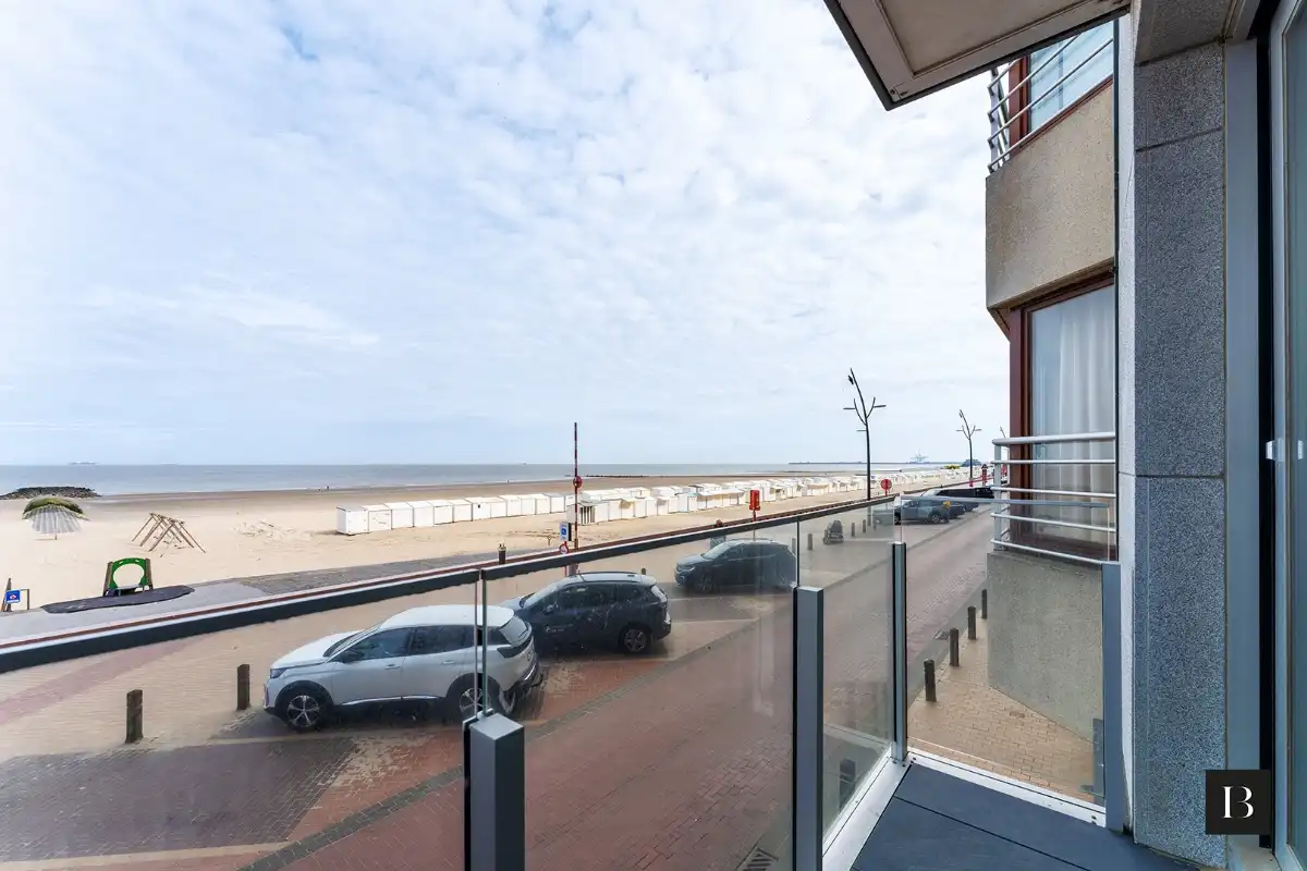 Ruim appartement op 1ste verdieping met frontaal zeezicht aan STERK VERLAAGDE PRIJS. foto {{pictureIndex}}