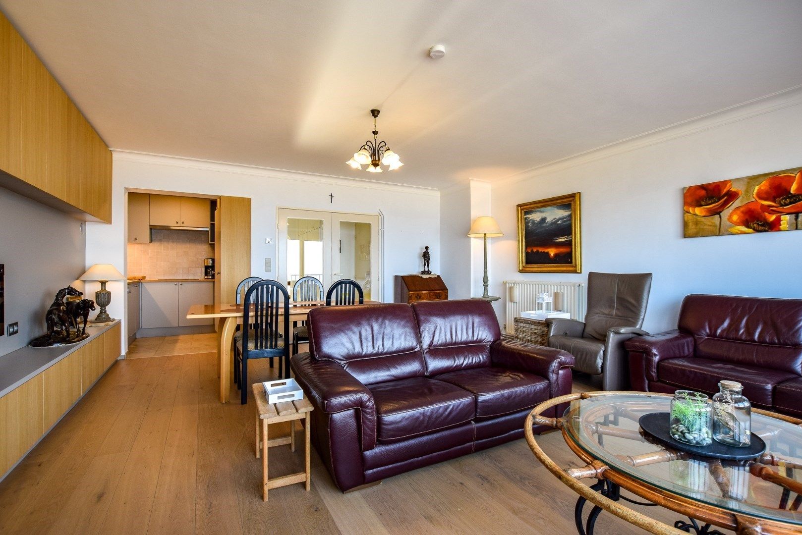 INSTAPKLAAR appartement (88m²) met FRONTAAL ZEEZICHT en 2/3 slaapkamer op de zeedijk te Koksijde-Bad. foto 5