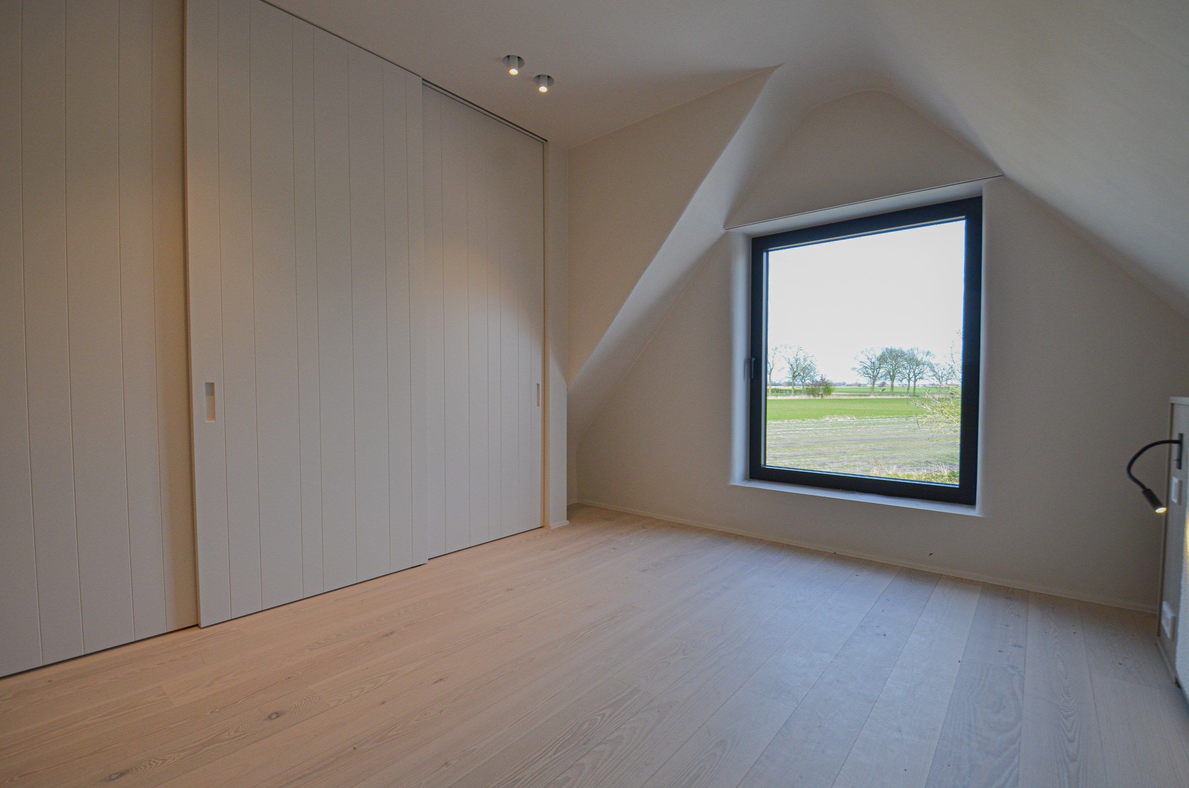 Exclusieve  nieuwbouwwoning afgewerkt met buitengewone materialen en design. foto 21