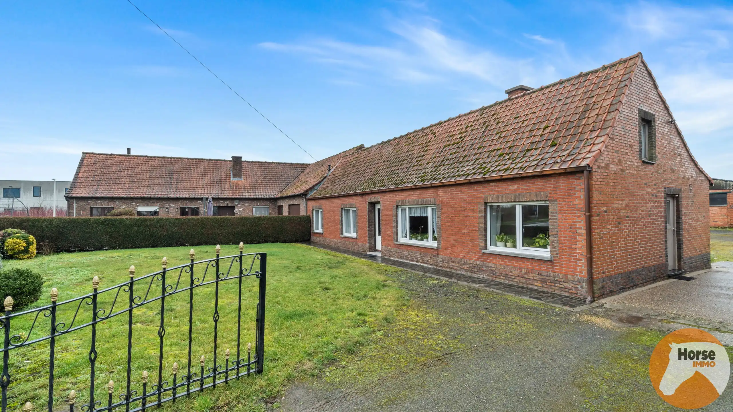 LOKEREN - Te renoveren woning met bijgebouwen op +- 6700m² foto 2