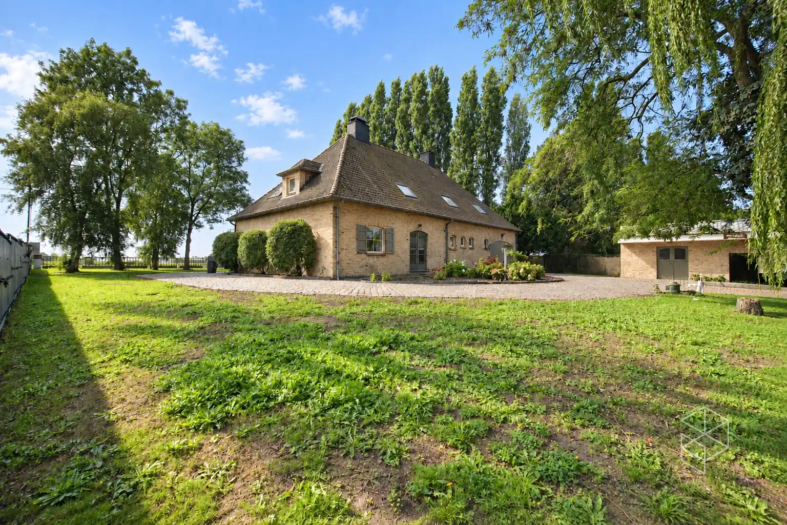 Klassevolle villa met bijgebouw op unieke ligging aan het kanaal Gent-Brugge foto 3