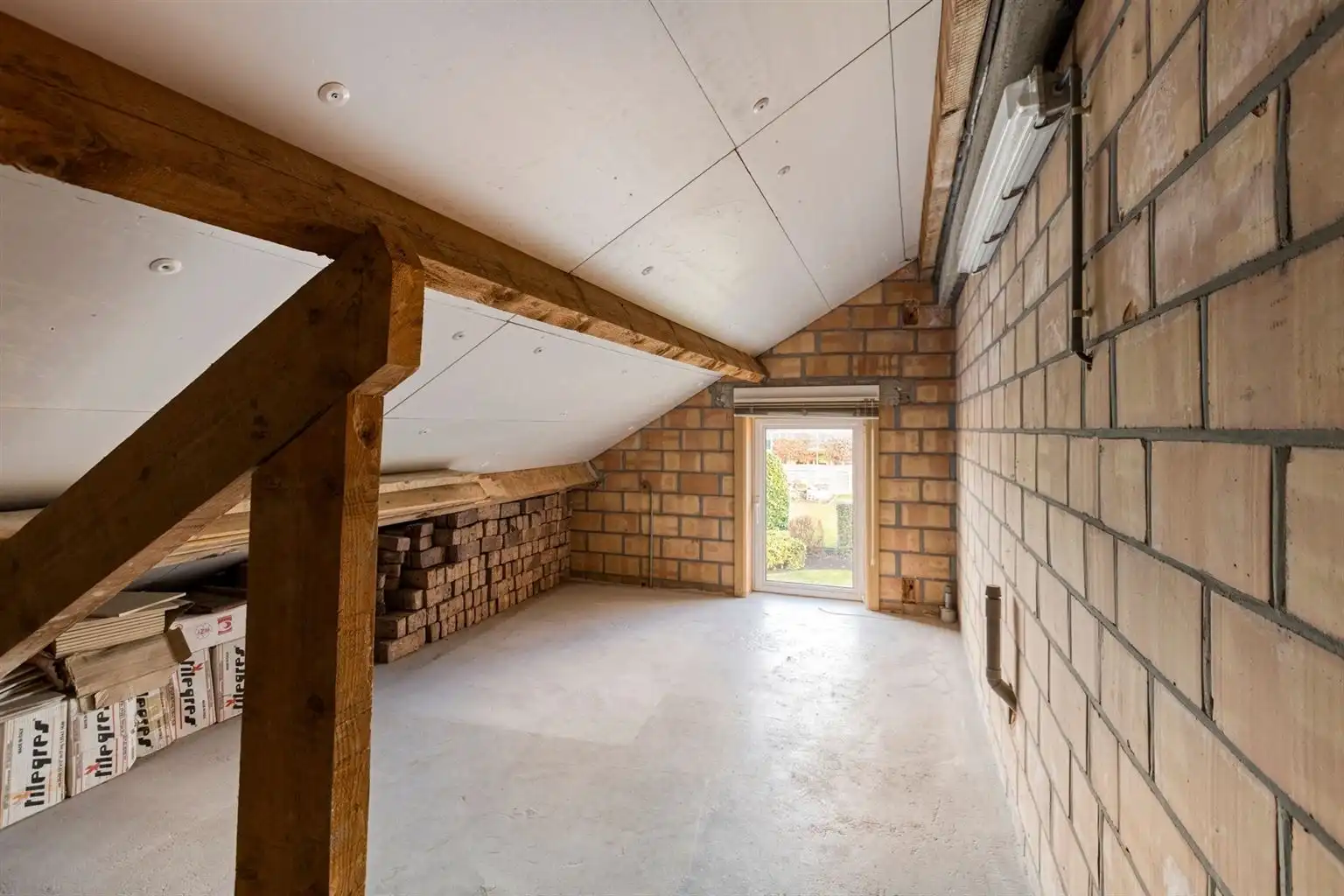 Ruime, vrijstaande woning op een perceel van 965m2 met 3 slaapkamers, inpandige garage en tuin, rustig doch centraal gelegen in Oud-Dilsen. foto 23