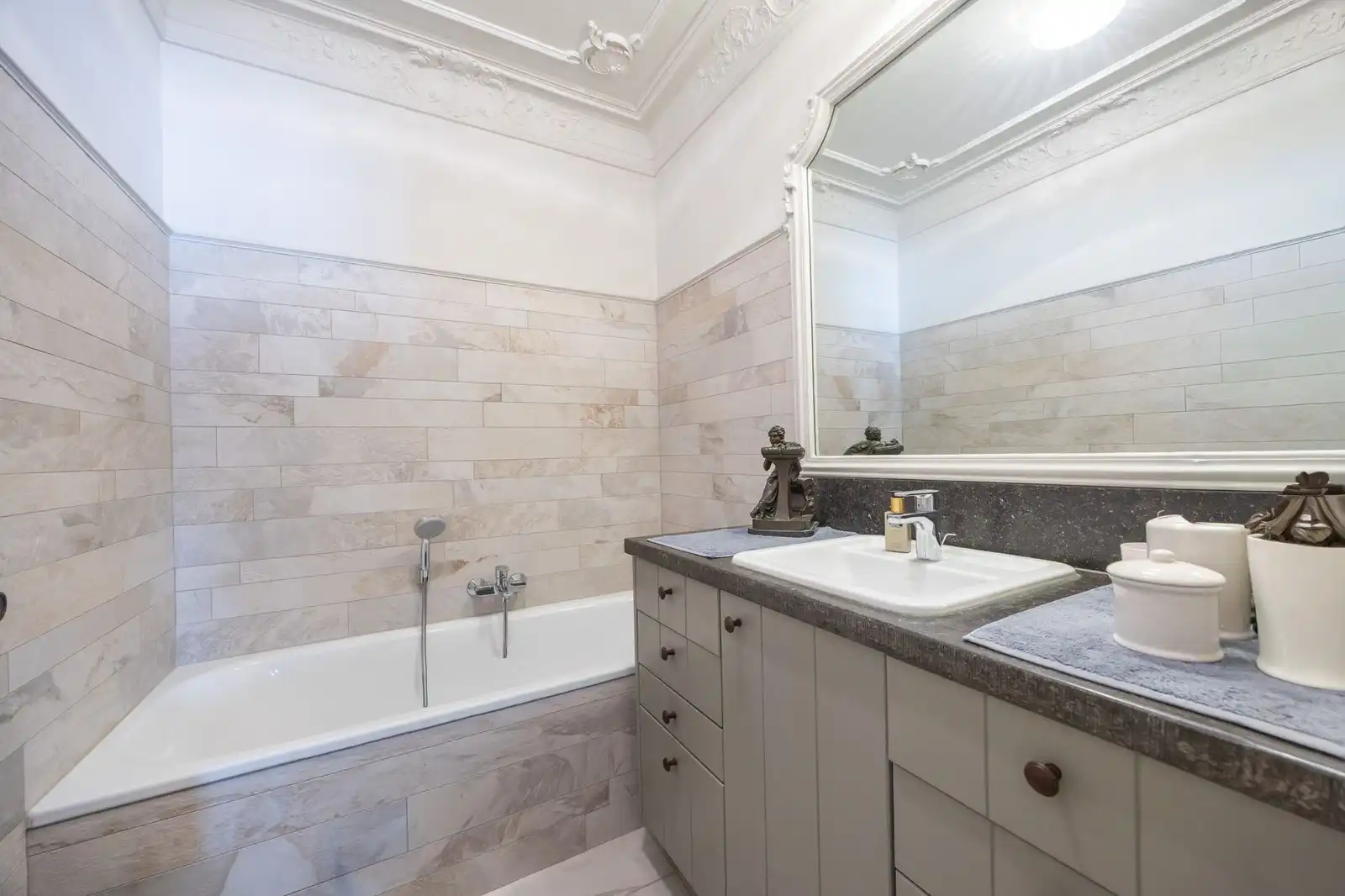Stijlvol en ruim appartement met 1 slpk (23m2) pal aan het strand foto 9