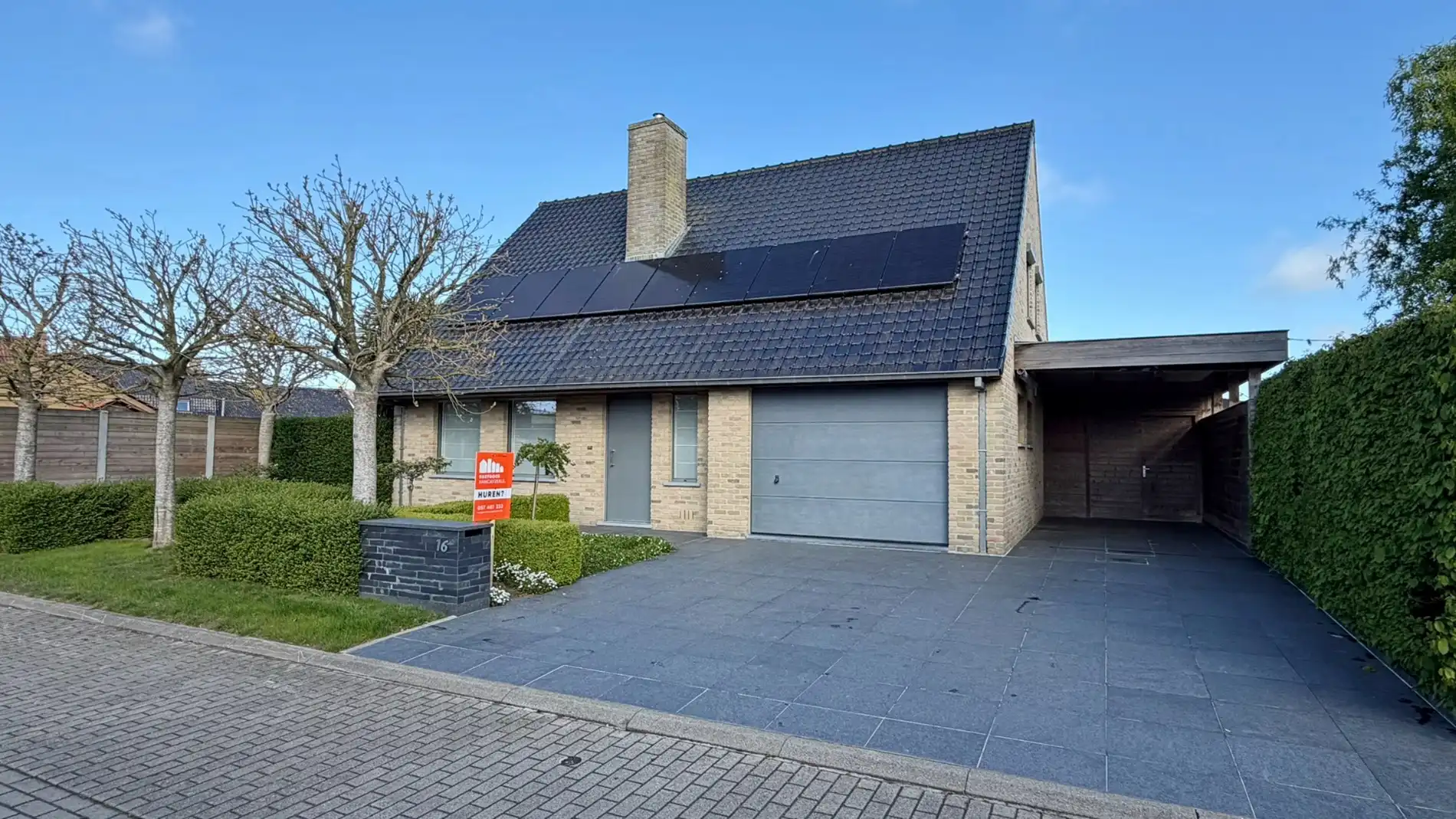 Ruime, zeer goed onderhouden villa met prachtige tuin in rustige doodlopende straat. foto {{pictureIndex}}