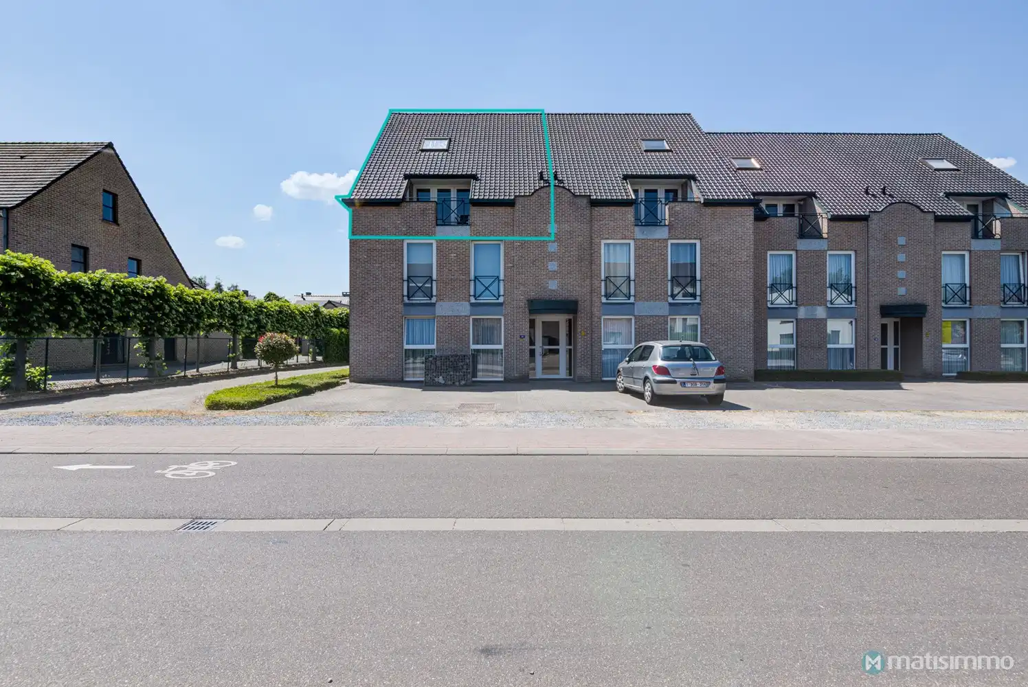 INSTAPKLAAR DUPLEX-APPARTEMENT MET 2 SLAAPKAMERS EN GARAGE NABIJ HET CENTRUM VAN BILZEN foto {{pictureIndex}}