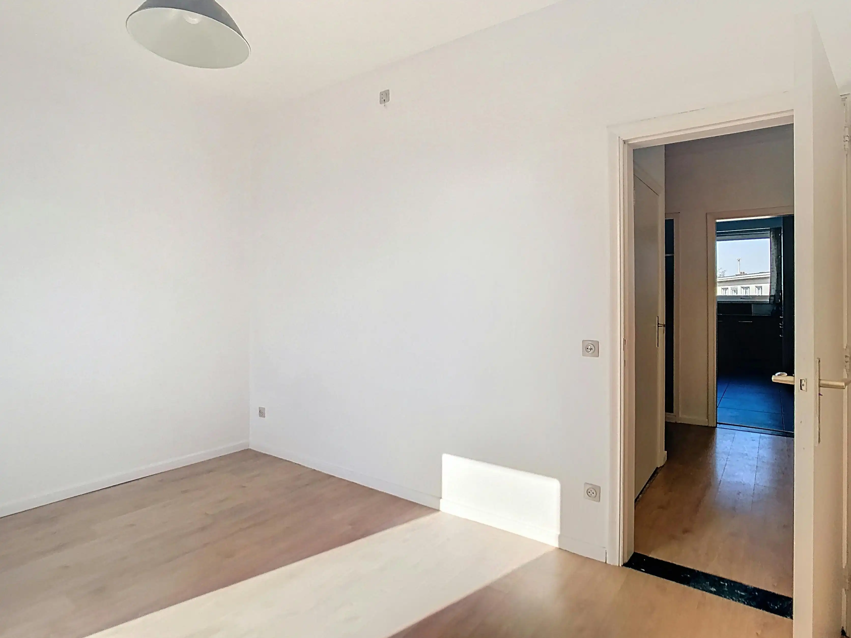 Lichtrijk en centraal gelegen ruim appartement met garage foto 12