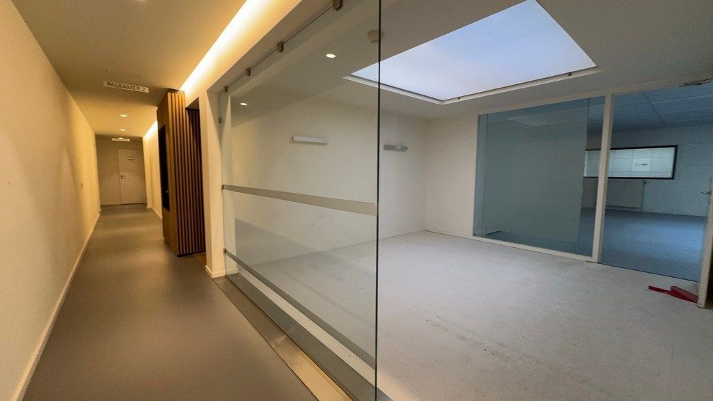 Kantoorruimte met stockageruimte te huur vlakbij klaverblad in Gent foto 7