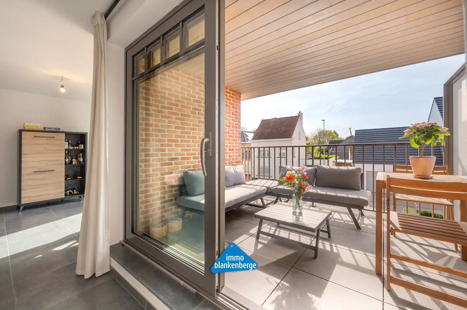 Instapklaar en verrassend ruim appartement met zonnig terras in het centrum van Beernem foto 5