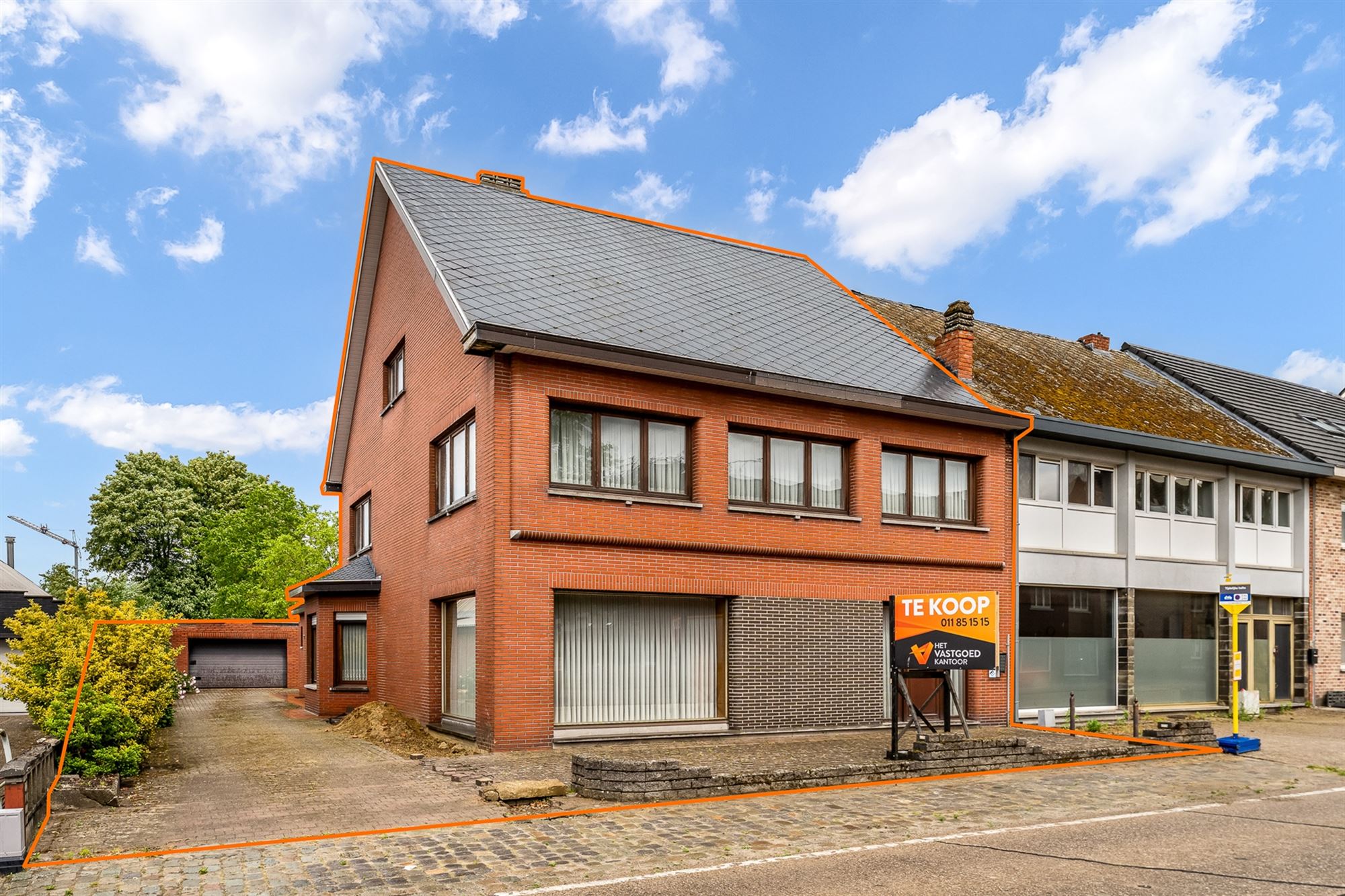 Hoofdfoto van de publicatie: ZEER RUIME WONING (338M²) MET 5 SLAAPKAMERS OP EEN PERCEEL VAN 10ARE GELEGEN IN HET CENTRUM VAN OOSTHAM