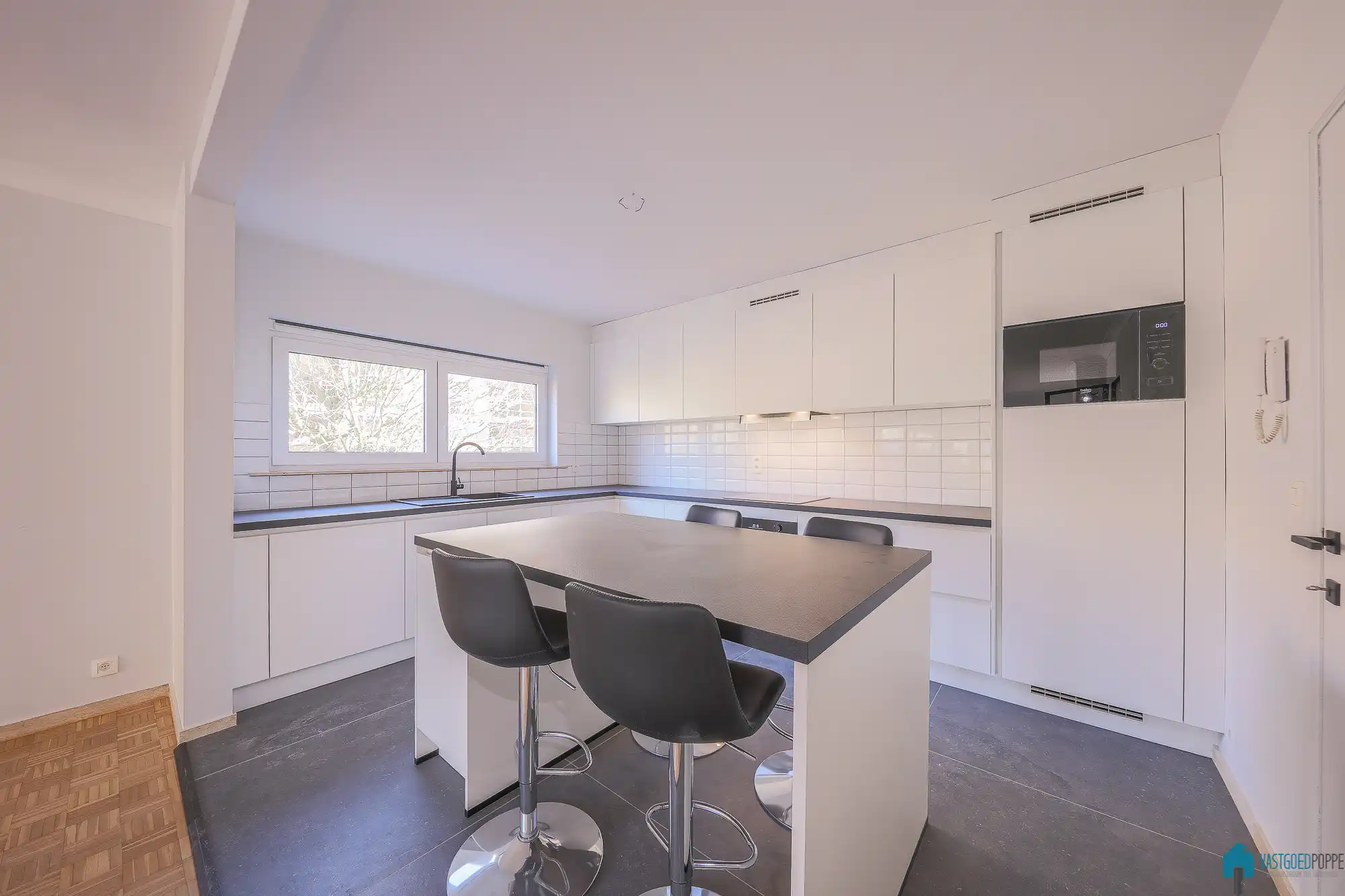 Ruim gerenoveerd appartement met zuid-gericht terras foto 3