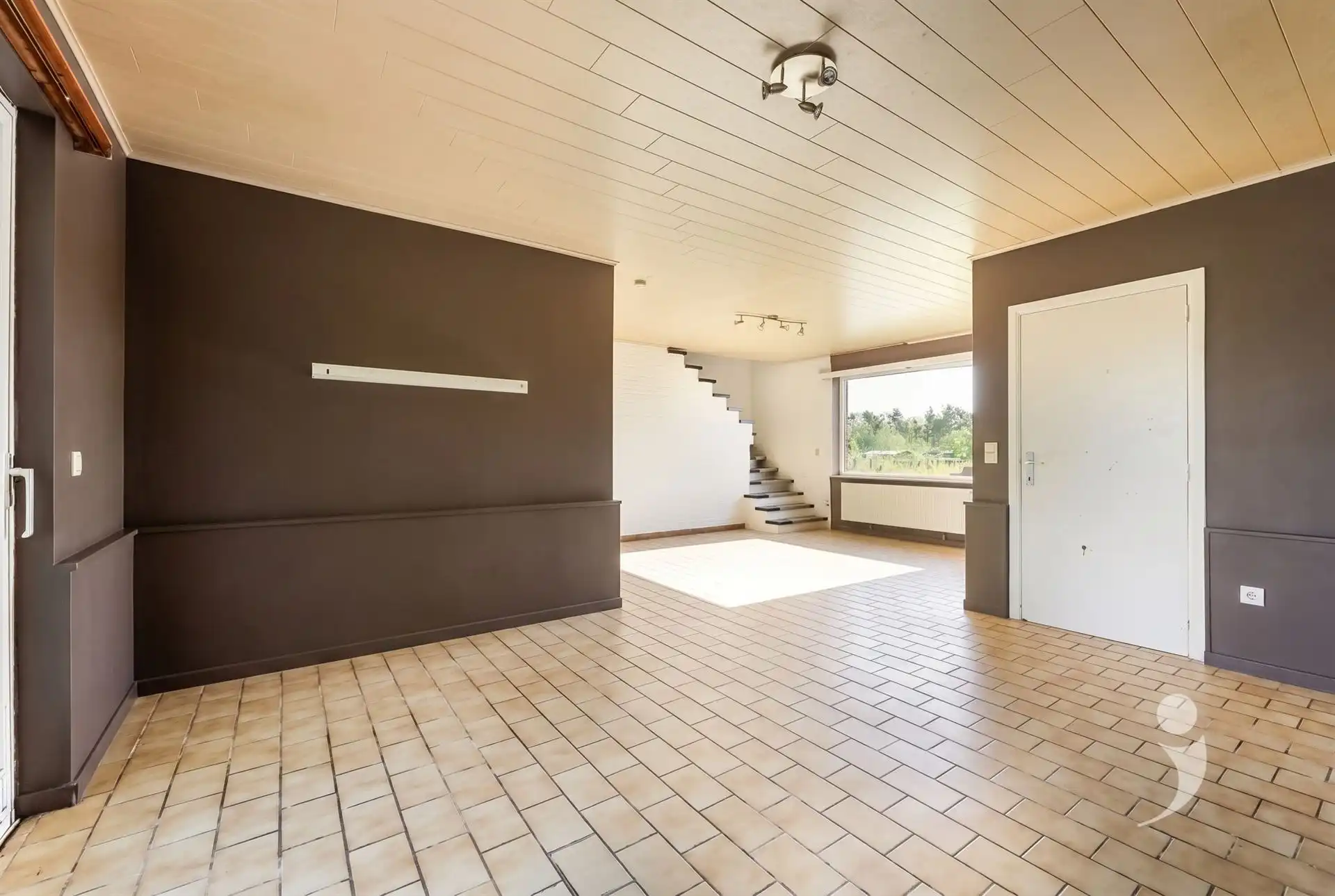 Ruime te renoveren woning met 3 slaapkamers foto 4