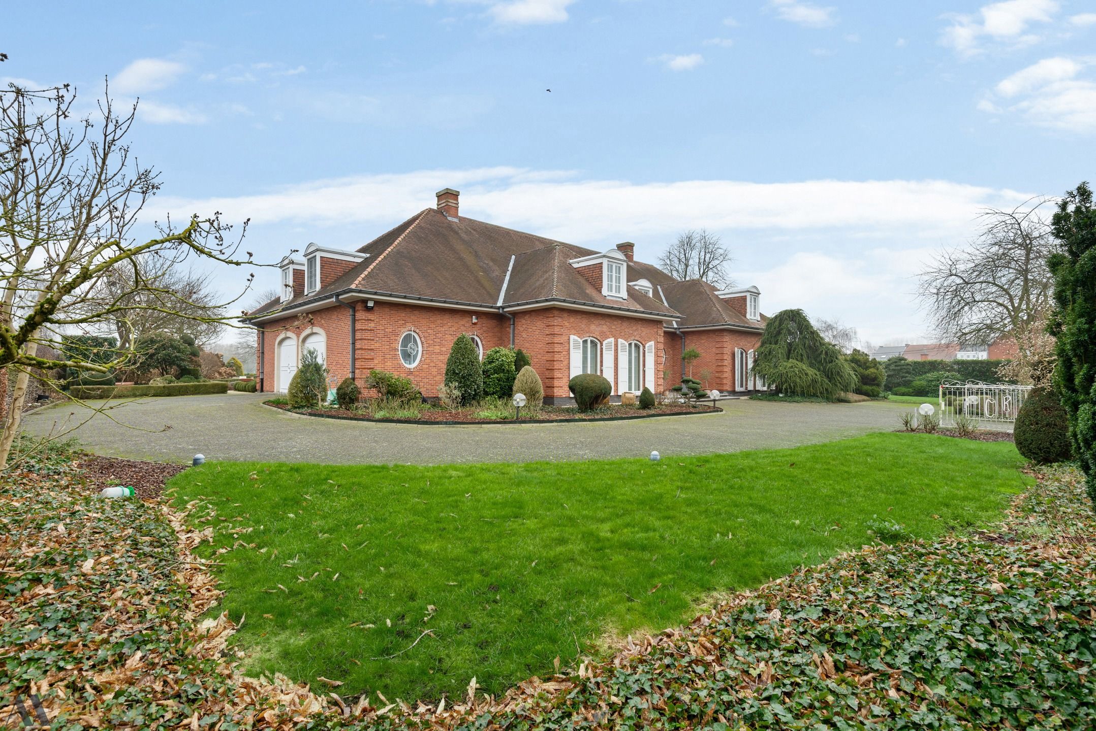 Tijdloze ruime villa met 5 slpk., dub. gar., tuin, tennisveld, polyvalente ruimte en vijver. foto 37