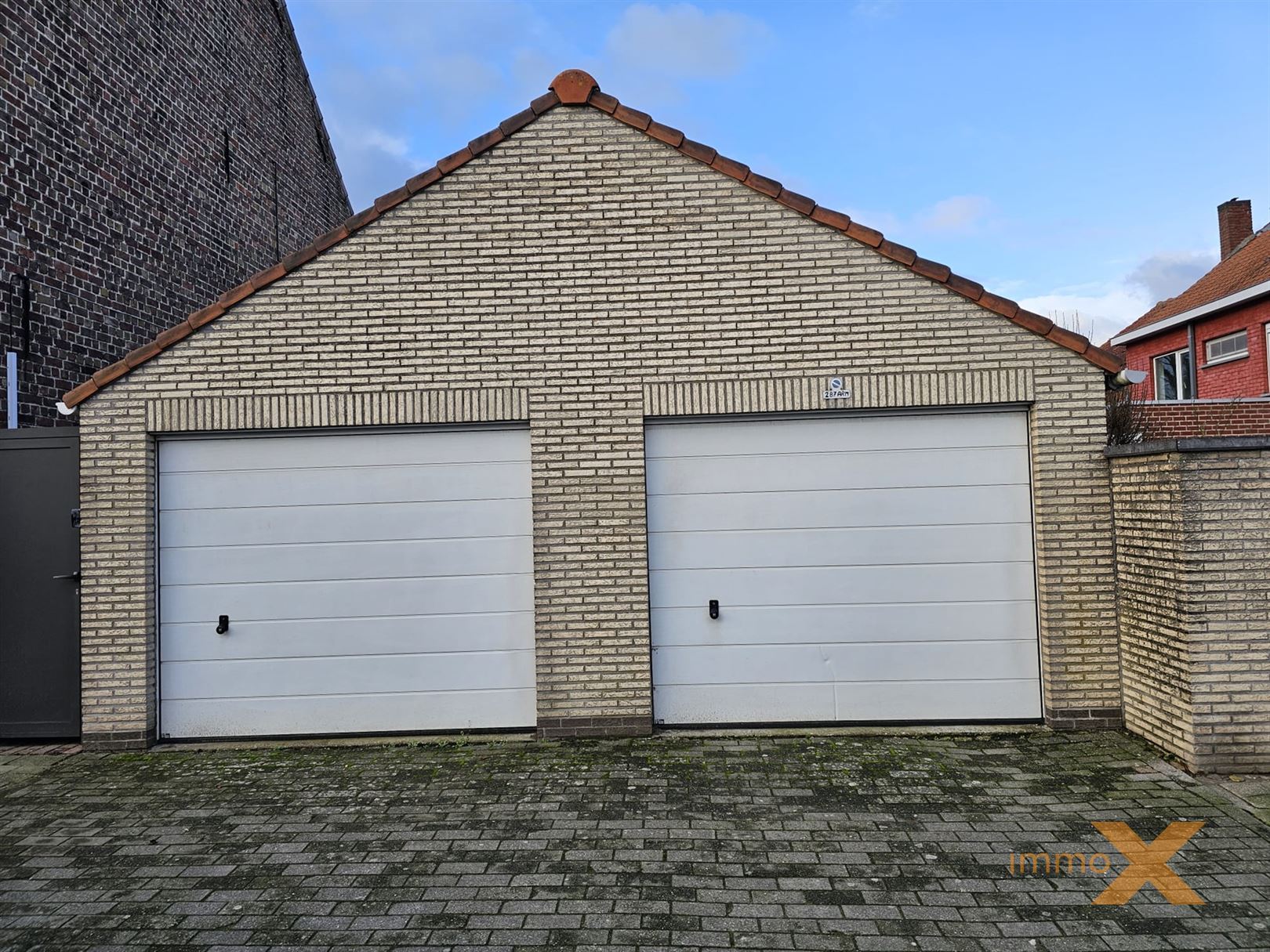 RUIME WONING MET DUBBEL GARAGE EN TUINTJE foto 3