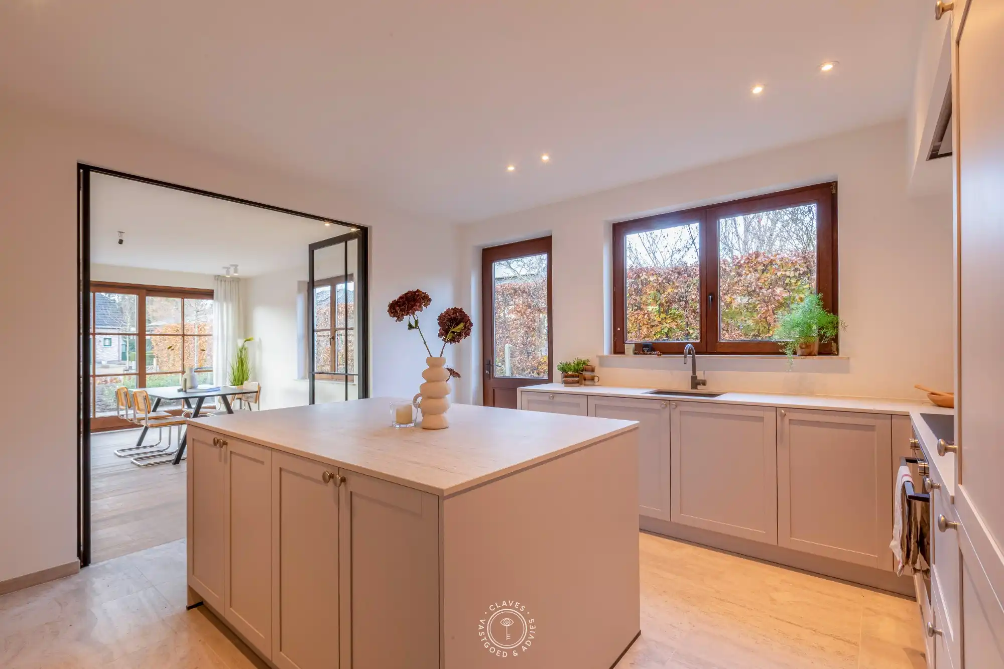 Prachtig gerenoveerde villa met westelijk georiënteerde tuin foto 17