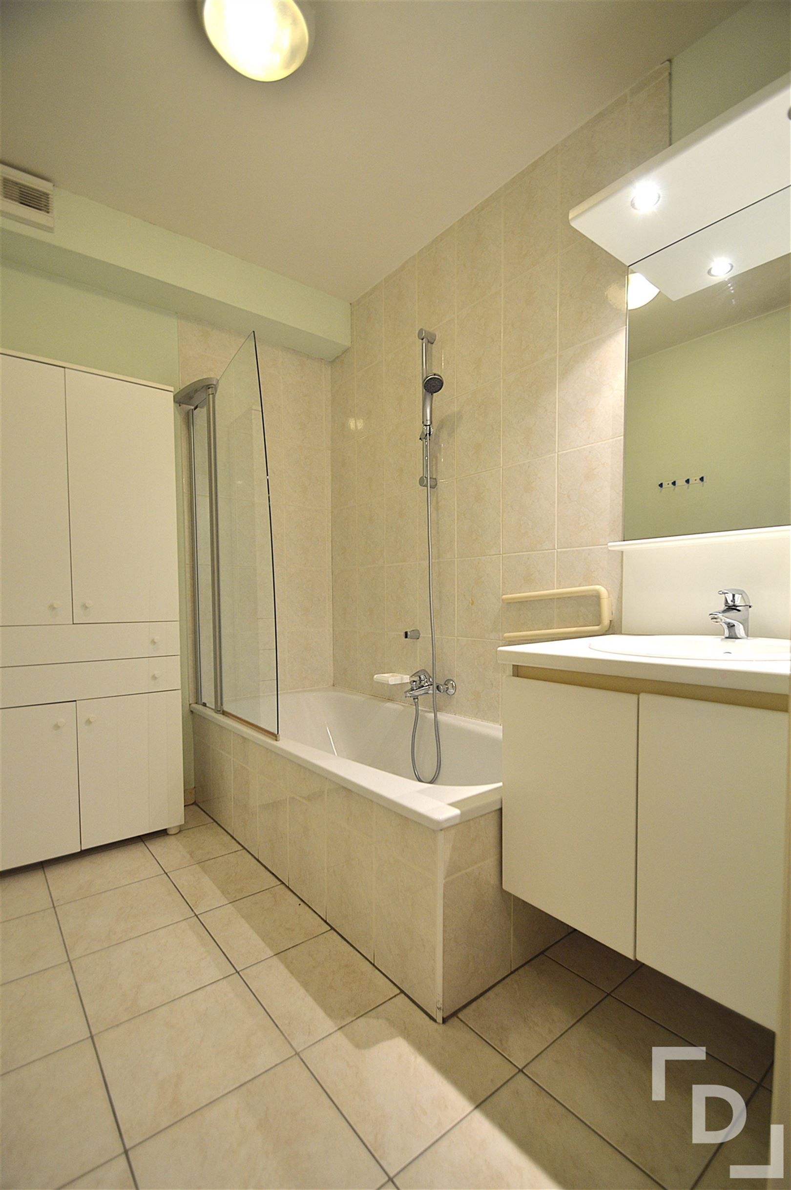 Appartement te huur op centrale locatie te Ieper. foto 6