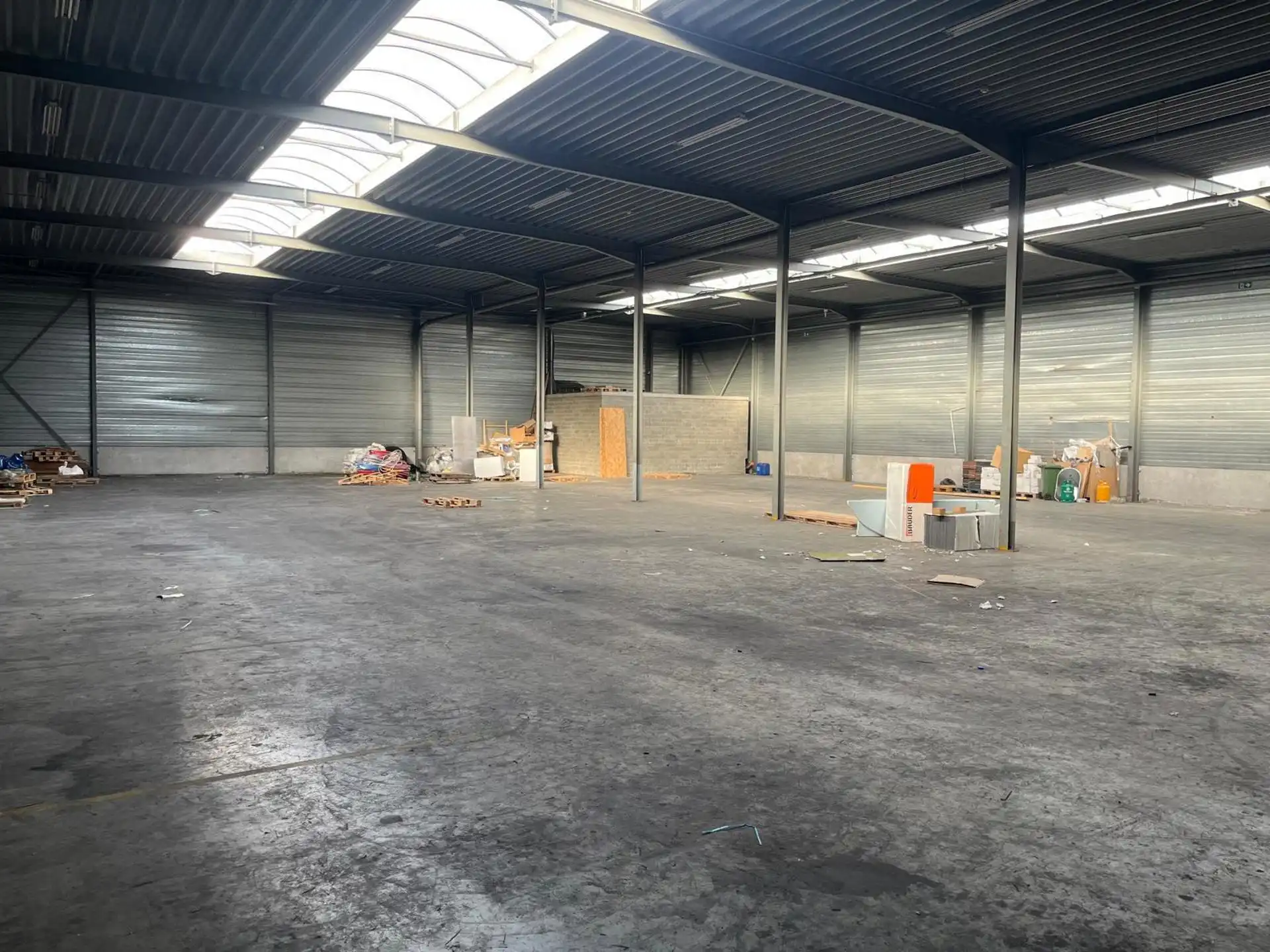 Magazijn ca.2.700m² met los- en laadzone te Merksem. foto 7