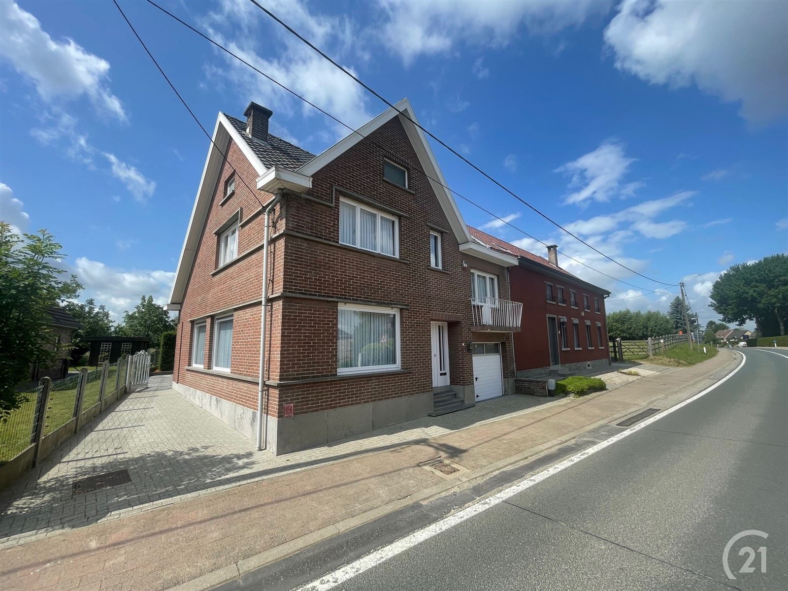Solide 3 gevelwoning met 4 kamers, tuin en garage  foto {{pictureIndex}}