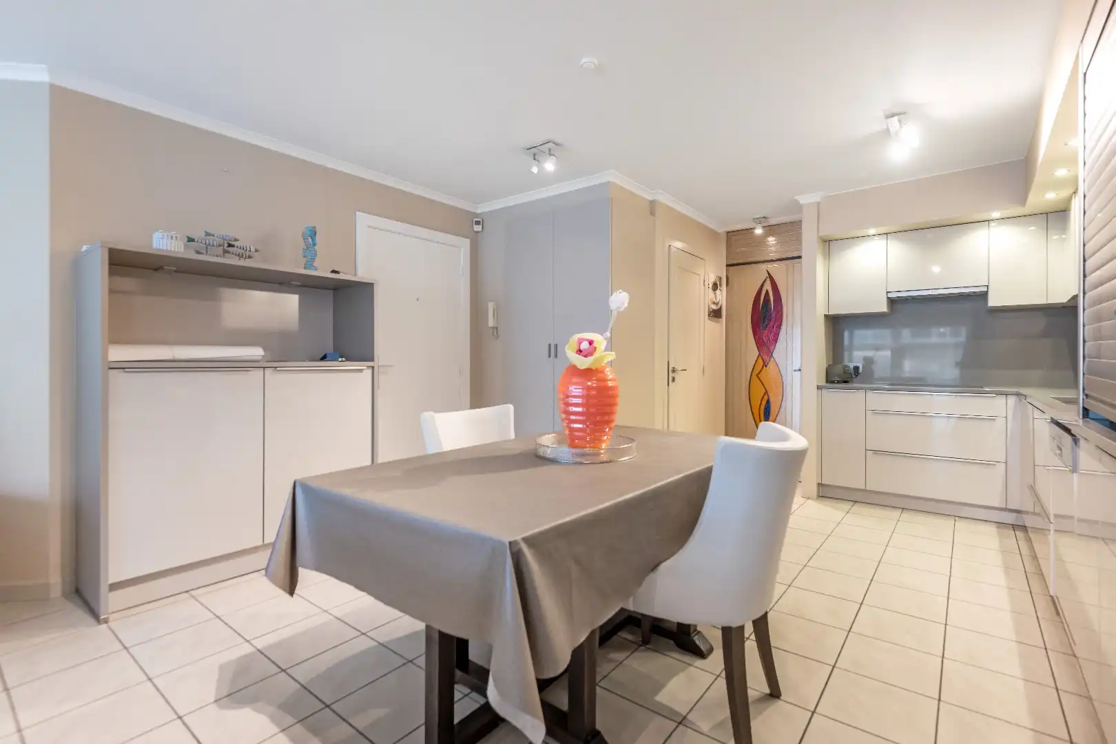 Aangenaam appartement met twee slpks gelegen op de Parmentierlaan vlakbij de Bayauxlaan. Parking mogelijk! foto 6