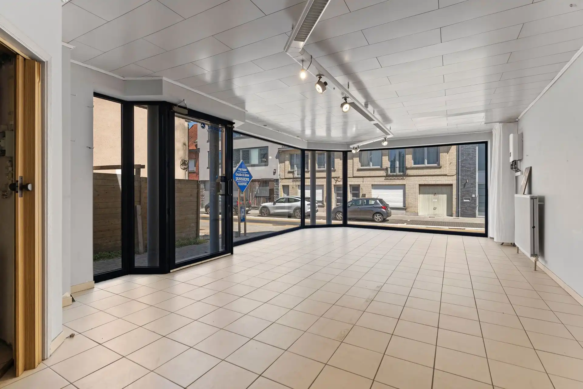 Handelspand met bovenliggende woonst te centrum Stekene foto 4