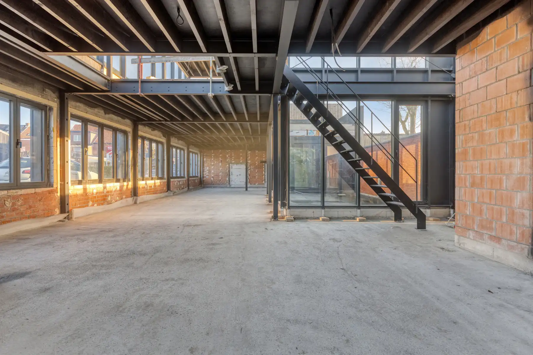 Casco af te werken woning met achterliggend magazijn. foto 5