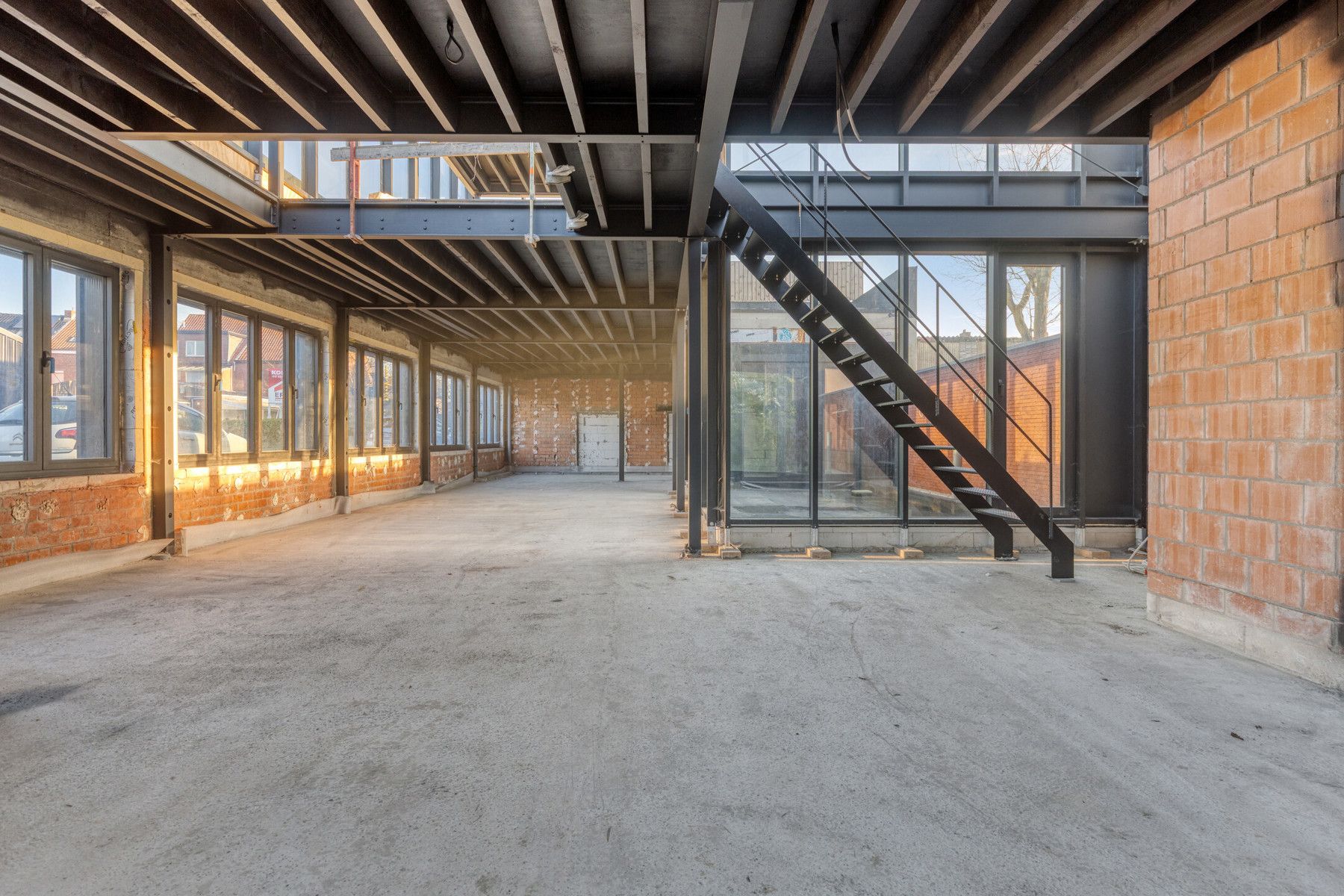 Casco af te werken woning met achterliggend magazijn. foto 5