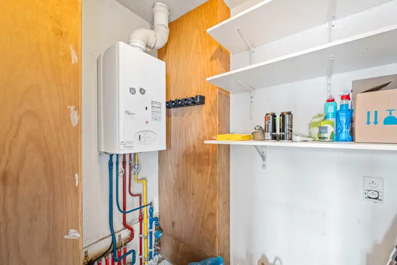 Roeselare : Ruim en lichtrijk hoekappartement gelegen op de tweede verdieping in een aangenaam woonerf met 1 slpks 83 m². foto 9