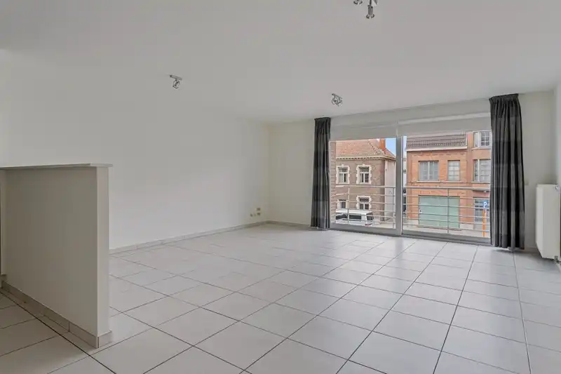 Ruim 2 slaapkamer appartement TE HUUR in residentie Den Hert in hartje Oostrozebeke! foto 4