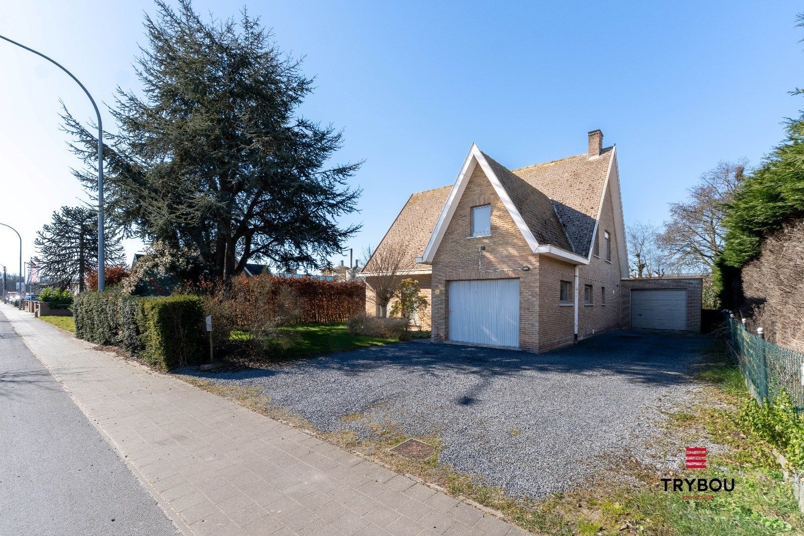 Ruime alleenstaande woning met inpandige garage, magazijn en aangelegde tuin op 1149m² foto 2