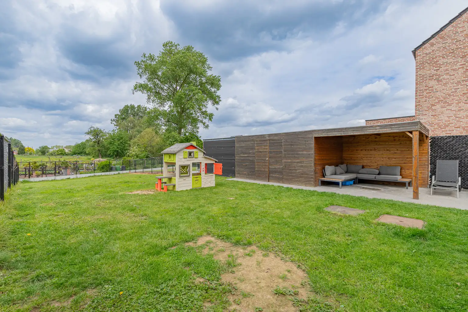 Recente driegevelwoning met zonnepanelen en vloerverwarming foto 19