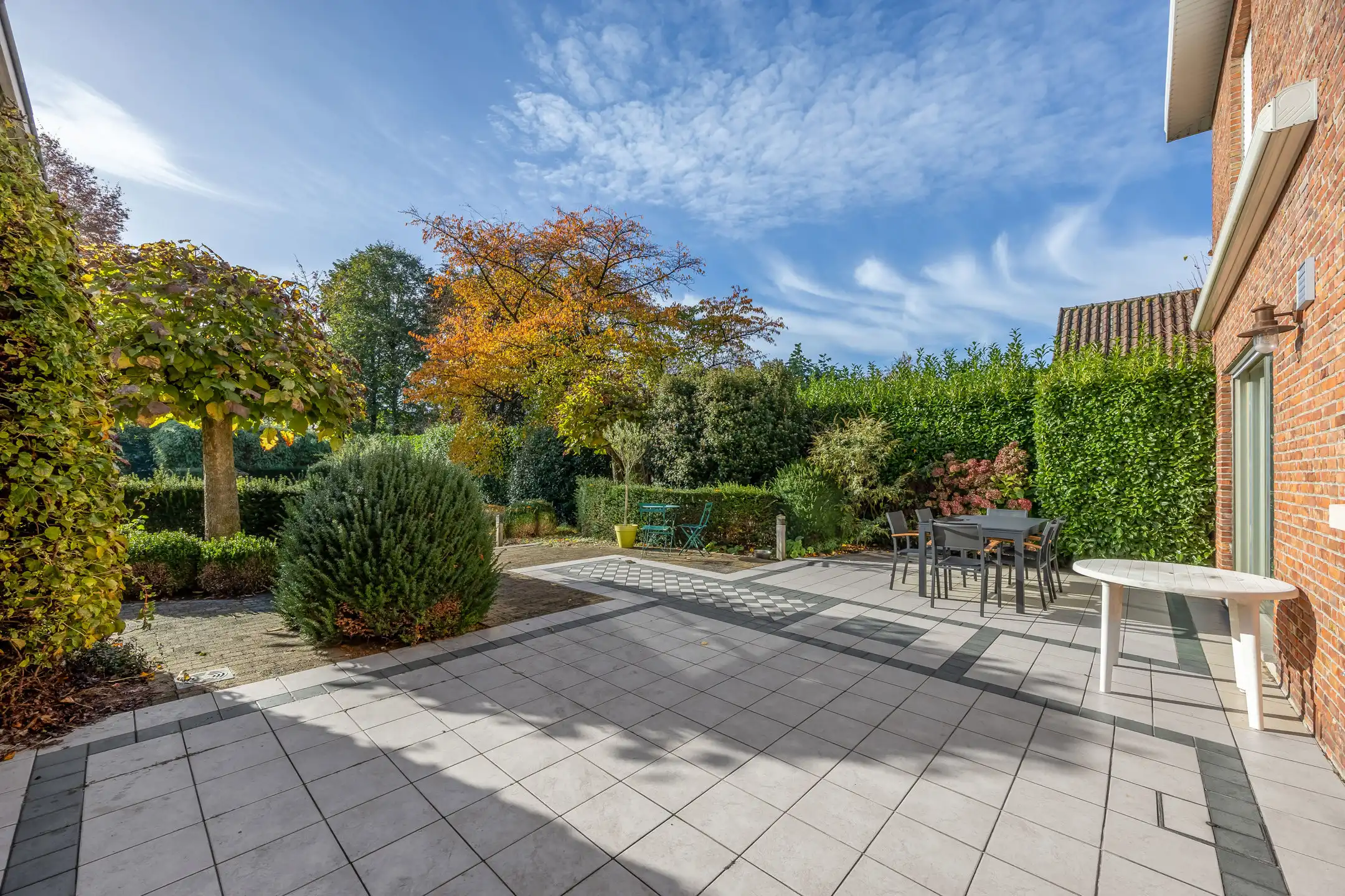 Karaktervolle en ruime vrijstaande woning met prachtige tuin foto 18