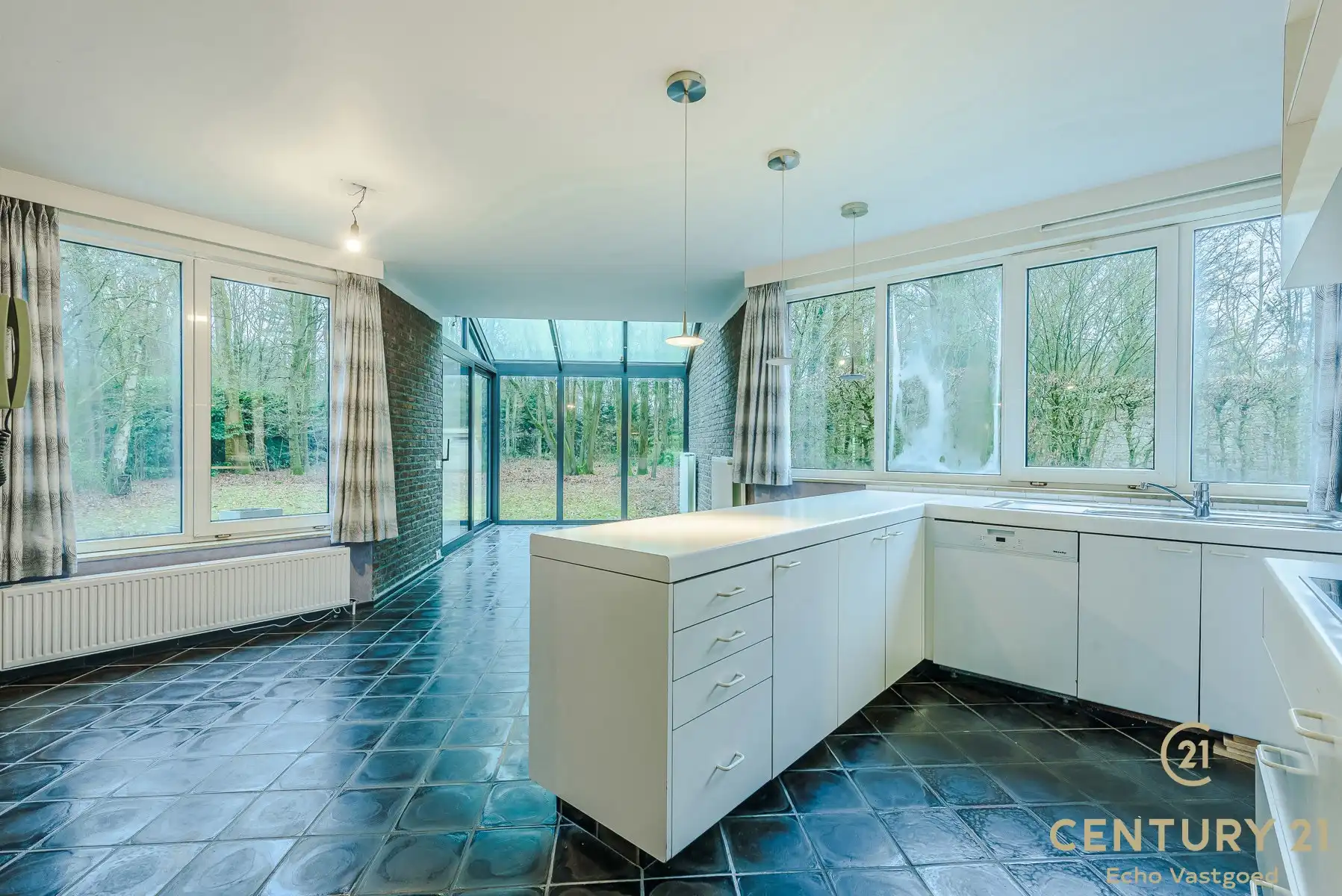 Ruime, unieke villa op royaal perceel in villawijk De Lint. foto 11