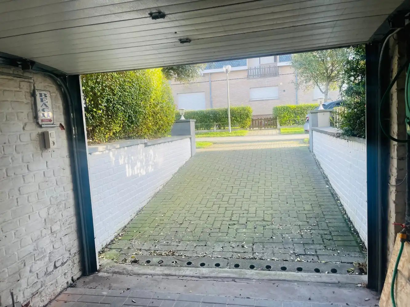 Zeebrugge à 50 mètres de la mer&nbsp; Maison très charmante entièrement rénovée avec 5 chambres à coucher, 3 salles de bains et 3 terrasses. Atout majeur : 2 places de parking et un grand garage. Comprend une allée pour 2 voitures en enfilade, un grand garage, un atelier,un local a vélos, un studio aménagé et un petit jardin orienté au sud. &nbsp;1er étage : superbe séjour, cuisine ouverte aménagée, donnant sur une terrasse. Style Long Island. &nbsp;2e étage : 3 belles chambres, 2 salles de bain. Sous les combles, une 4e chambre. &nbsp;Surface construite de 230 m². Superficie du terrain de 137 m².&nbsp; &nbsp; Magnifique !&nbsp; Parfaitement soigné et entretenu ! foto 28