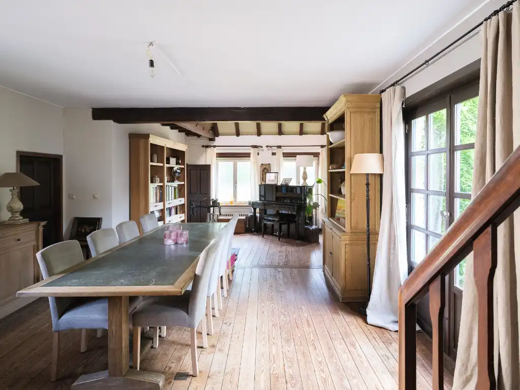 Charmante gezinswoning met oprit en dubbele garage op een rustig perceel van ca. 1632 m² foto 3