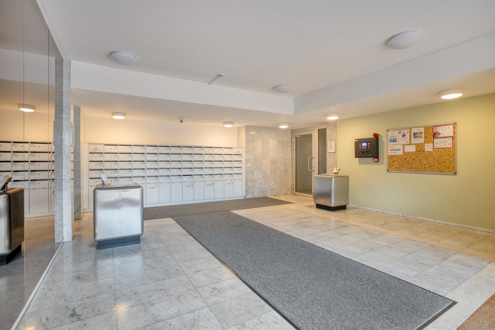 Gerenoveerd appartement met 3 slaapkamers, ruim terras, kelderberging en garagebox – EPC 188 kWh/m² - bewoonbare opp. 98 m² foto 3