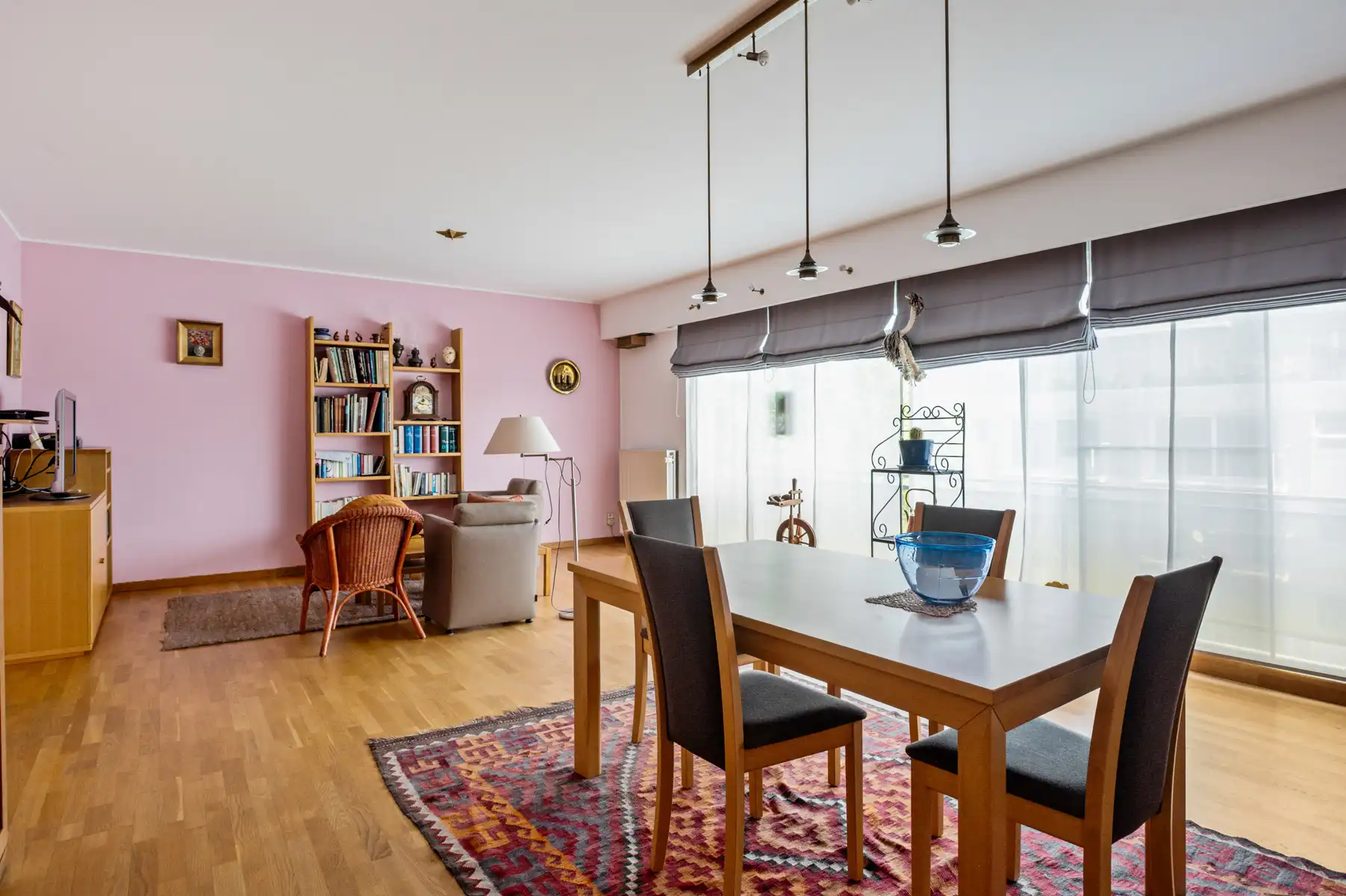 Rustig wonen met terras, 3 slaapkamers en private parking foto 2