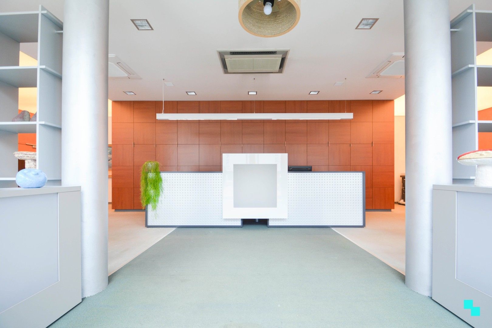 Commercieel gebouw met magazijn in het centrum van Izegem foto 2