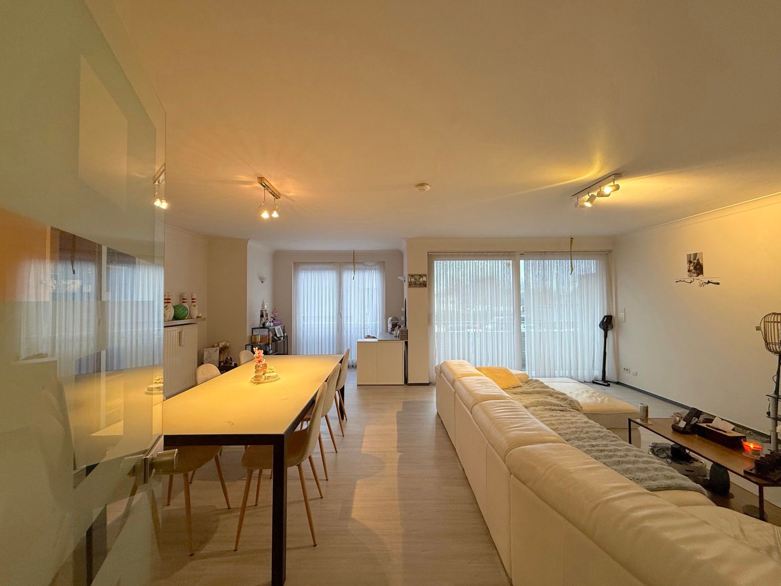 Ruim appartement met 2 slaapkamers, terras en garage foto 2