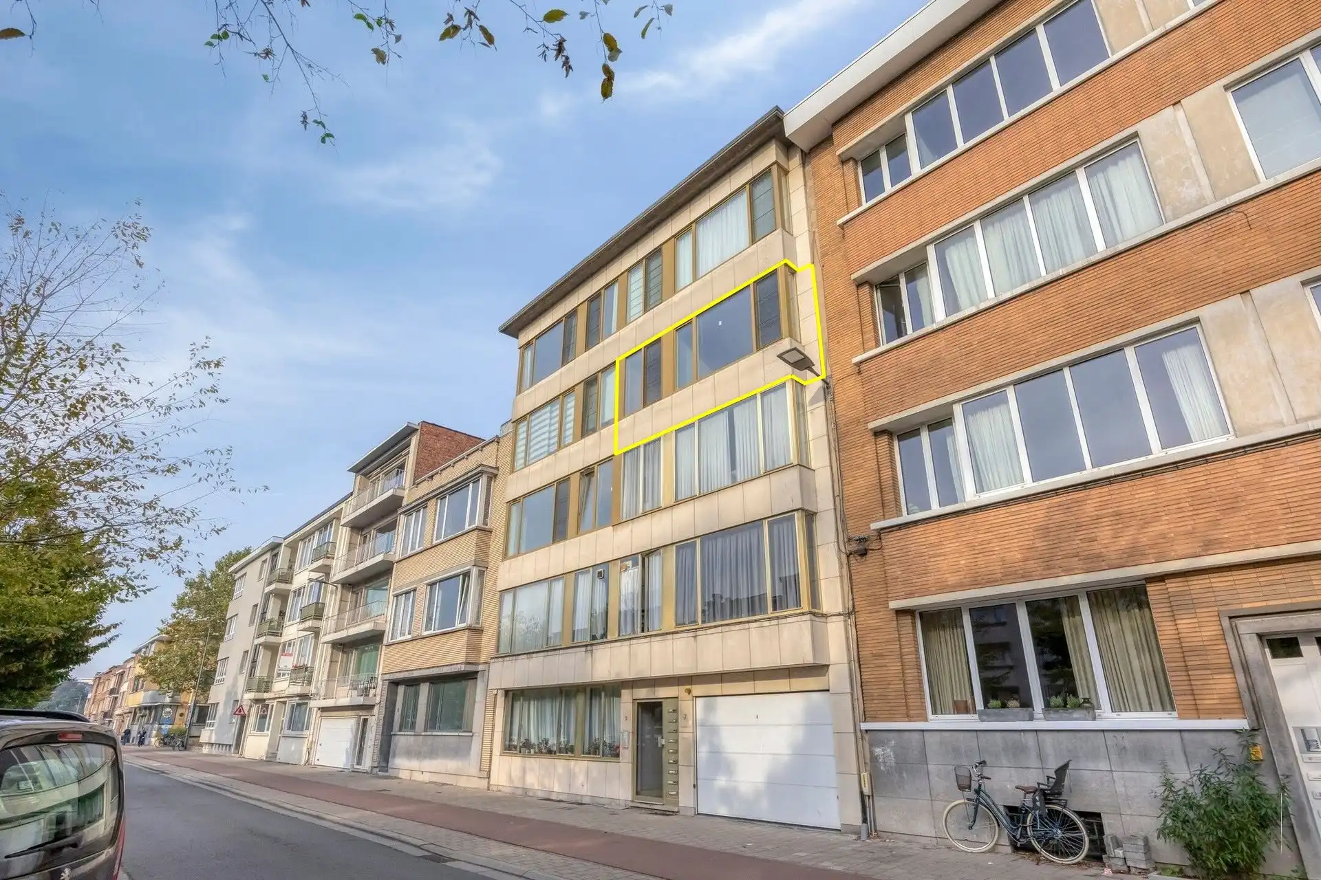 Te renoveren 2 à 3 slpk app met leuk terras op toplocatie! foto {{pictureIndex}}