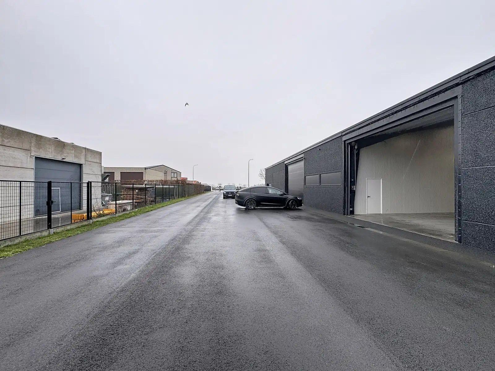 Instapklare LOODS (250m2) TE HUUR met elektrische sectionaalpoort te Blankenberge foto 7