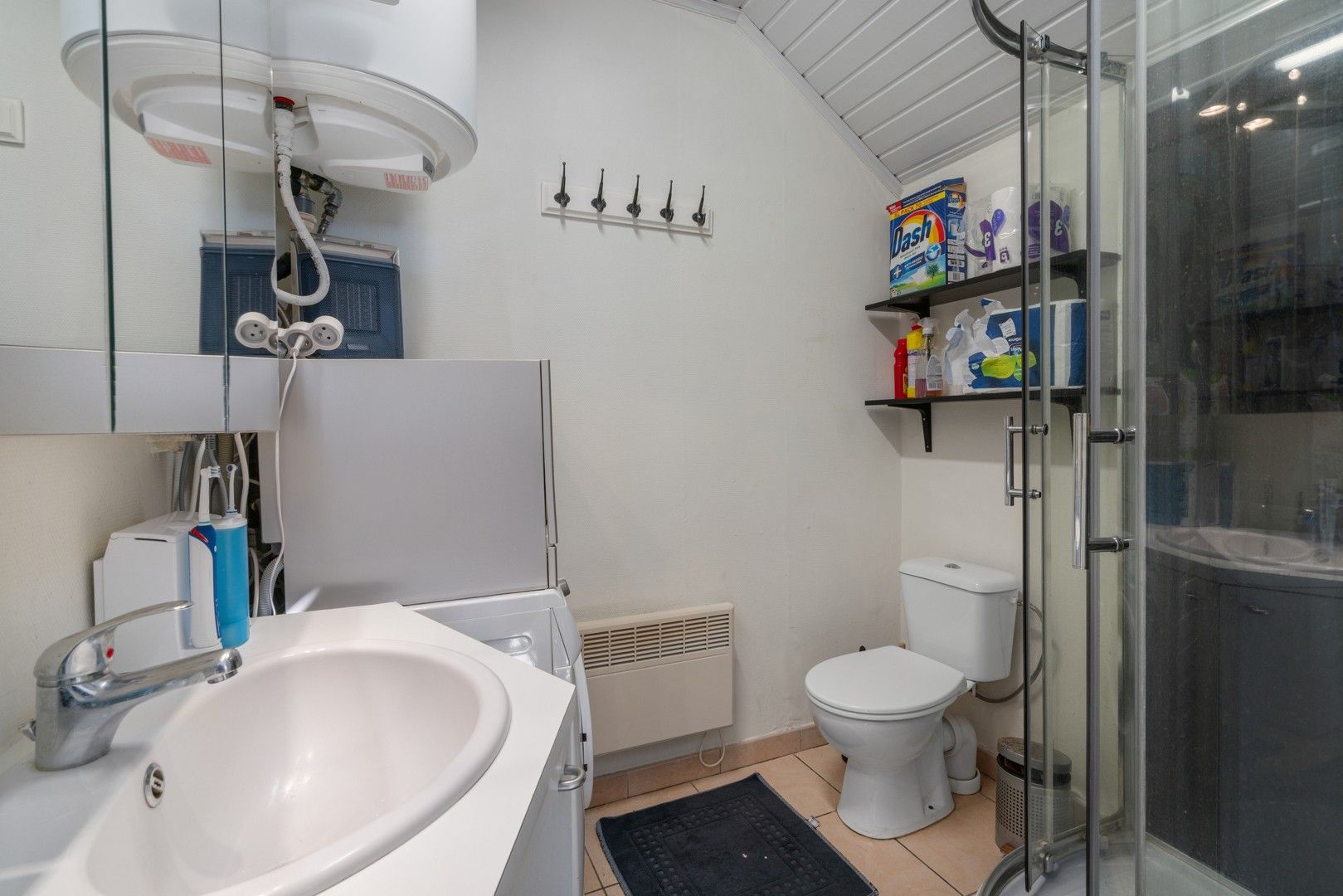 Halfopen woning met tuin en garages in het centrum van Nevele! foto 15