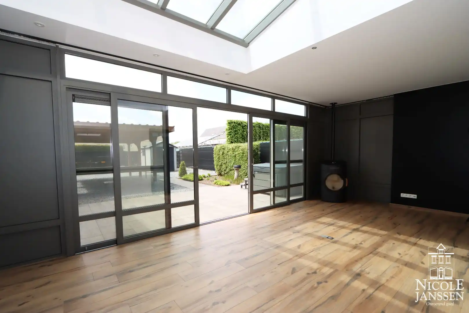 Toffe instapklare en ruim ingedeelde woning met leuk tuintje en carport foto 12