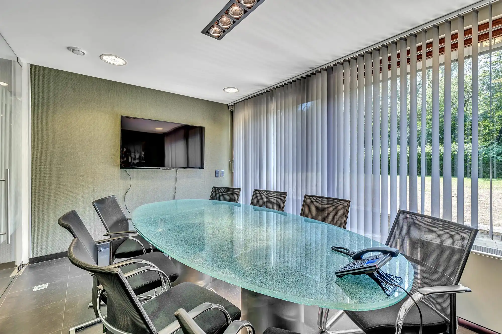 Instapklaar commercieel gelijkvloers op strategische locatie foto 13