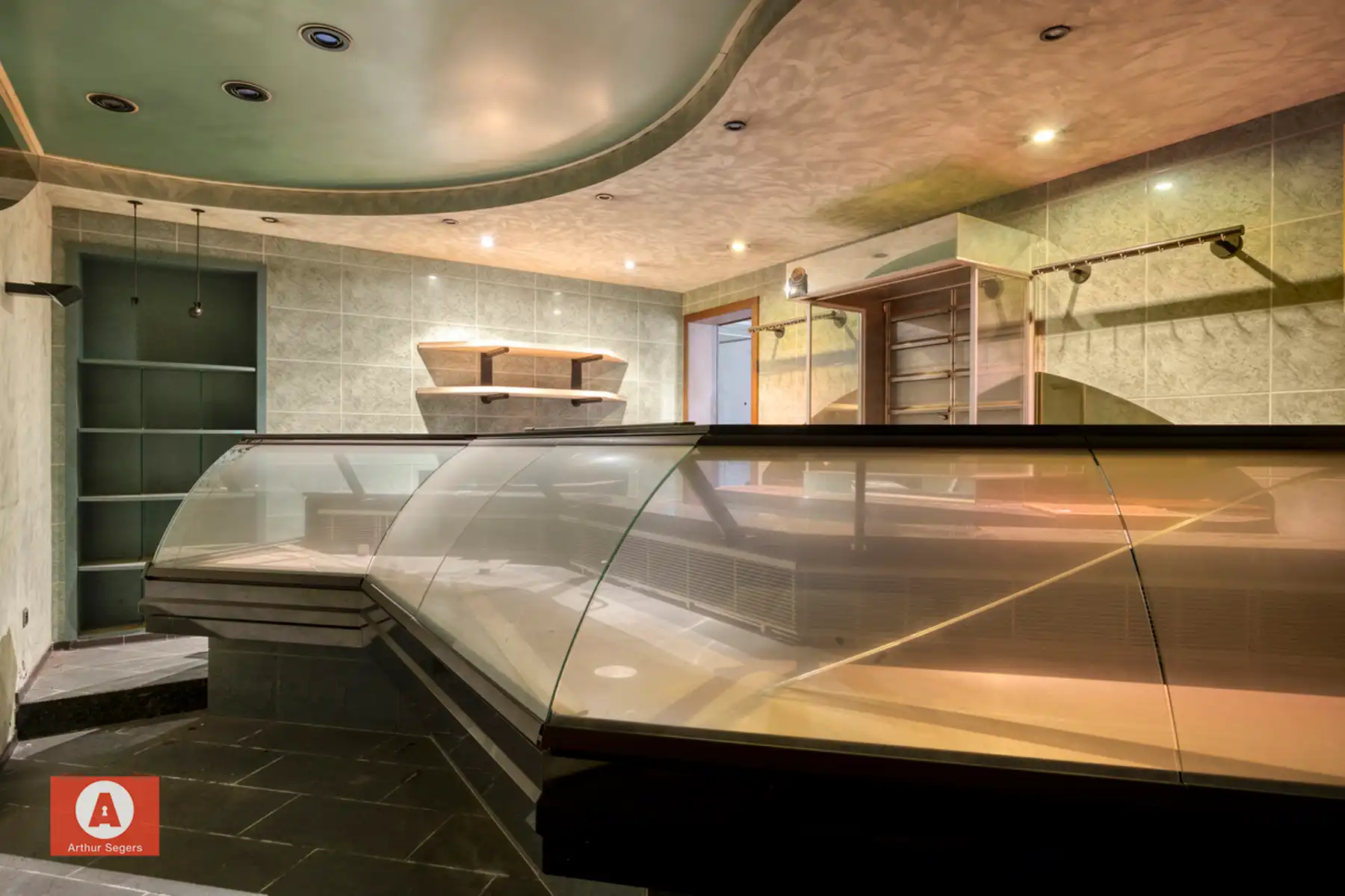 Te renoveren Handelshuis met woonst en inpandige garage.  foto 5